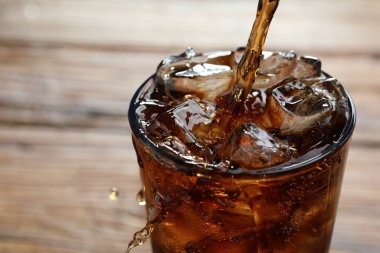 Tazeleyici kolayı bulanık arka planda cama dökmek, yakın plan. Metin için boşluk