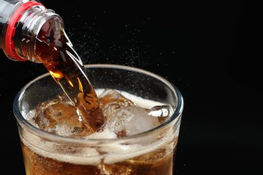 Siyah arkaplanda ferahlatıcı kolayı cama boşalt, kapat