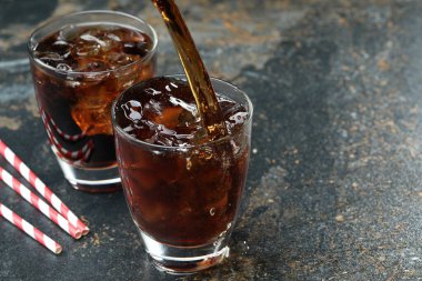 Renkli mermer masaya serinletici kola dökmek, yakın plan. Metin için boşluk