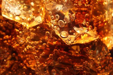 Arkaplan olarak buz ile kola tazeleniyor, makro görünüm