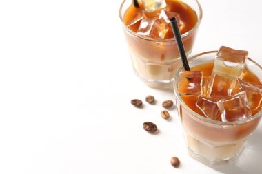 Lezzetli buzlu kahve ve fasulyeler beyaz masada, yakın plan. Metin için boşluk