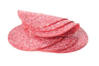 Beyaz üzerine izole edilmiş lezzetli füme sosis dilimleri.