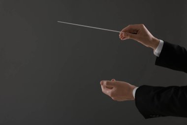 Gri arka planda copu olan kondüktör, yakın plan. Metin için boşluk