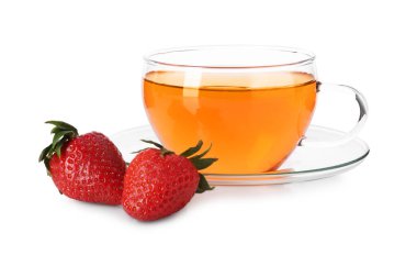 Cam bardakta aromatik meyve çayı ve beyaz üzerine izole edilmiş çilek.