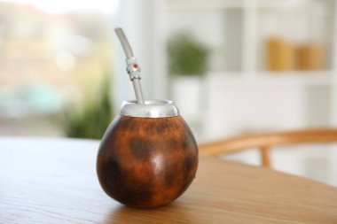 Geleneksel yerba mat çayı ahşap masa içinde.