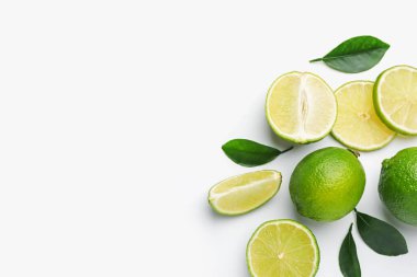 Beyaz arka planda taze limon ve yapraklar. Metin için boşluk