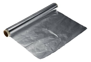 Alüminyum folyo üzerinde beyaz izole rulo