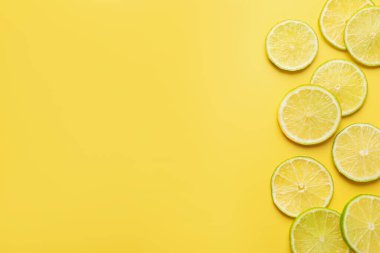 Sarı arka planda taze limon dilimleri, düz uzanmış. Metin için boşluk