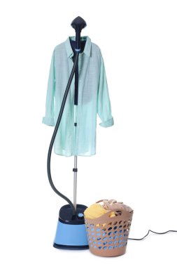 Modern dik vapur ve beyaz tenli temiz kıyafetler.