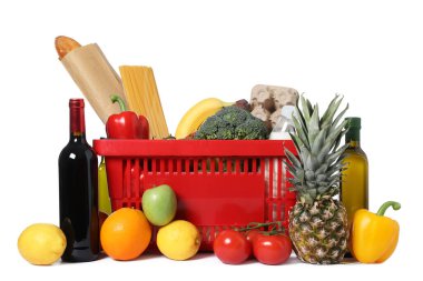 Beyaza izole edilmiş farklı gıda ürünleri içeren alışveriş sepeti.