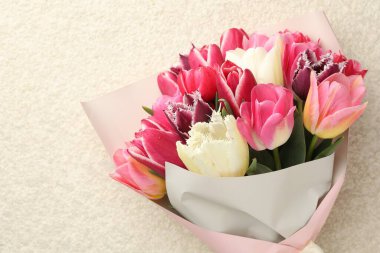 Beyaz desenli masa üzerinde güzel laleler, üst manzara. Metin için boşluk