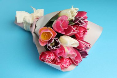 Açık mavi arkaplanda güzel laleler, yakın plan.