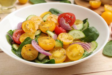 Tahta masada sarı domatesli taze salata, yakın plan.