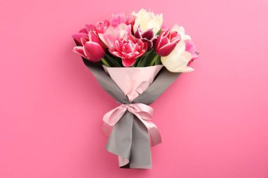 Pembe arka planda güzel laleler, üst manzara.