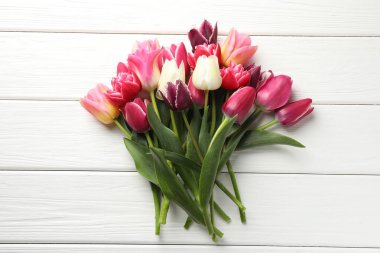 Beyaz ahşap zemin üzerinde güzel laleler, üst manzara