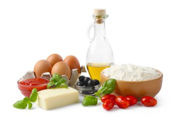 Pizza yapıyorum. Farklı malzemeler beyaza izole edilmiş.