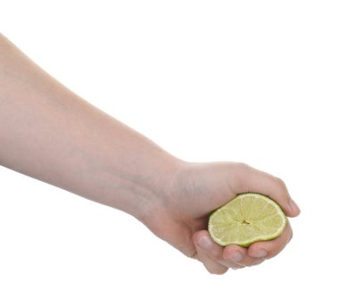 Beyaz arka planda limon sıkan kadın, yakın plan.