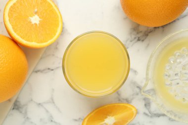 Taze portakal suyu, meyveler ve sıkma beyaz mermer masa, düz yatıyordu.