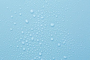 Açık mavi arkaplanda çok su damlası var