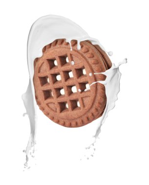 Beyaz arka planda lezzetli kurabiye ve süt sıçraması