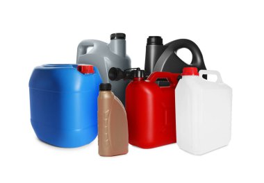 Beyaz zemin üzerinde birçok farklı plastik kaplar