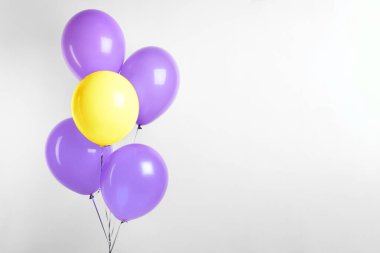 Bireysellik, eşsizlik, farklılık. Beyaz zemin üzerinde mor olanlar arasında sarı balon