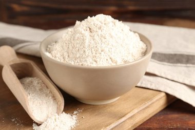 Tahta masada kahverengi pirinç unu, yakın plan.