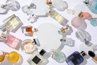 Beyaz arka planda farklı lüks parfümler, düz yatış