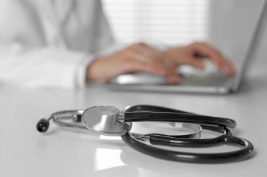 Doktor çalışıyor ve steteskop hastanedeki masada, seçici odaklanma