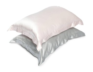 Beyaz arka planda yumuşak yatak yastıkları. İpek çarşaflar