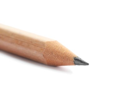 Beyaza izole edilmiş keskin bir grafit kalem.