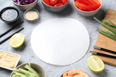 Pirinç kağıtları ve açık gri masadaki farklı malzemeler.