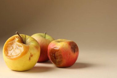 Bej arka planda çürük elmalar, yakın plan. Metin için boşluk