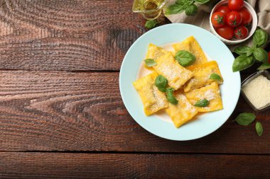 Tahta masada servis edilen peynirli ve fesleğenli lezzetli ravioli. Metin için boşluk