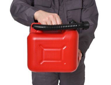 Beyaz arka planda plastik kutu tutan adam, yakın plan.