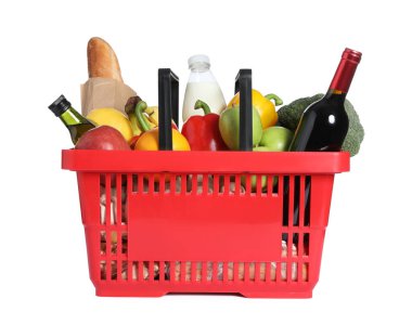 Beyaza izole edilmiş farklı gıda ürünleri içeren alışveriş sepeti.