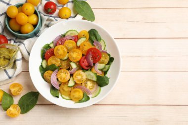 Tahta masada servis edilen sarı domatesli taze salata. Metin için boşluk