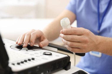 Transdüktörlü sonograf ve ultrason cihazı klinikte, yakın plan.