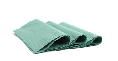 Birçok yeşil kağıt mendil beyaza izole edilmiş.