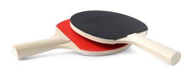 Beyaz üzerine izole edilmiş iki ping pong raketi.