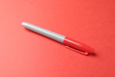 Kırmızı arkaplanda bir renk işareti, yakın plan