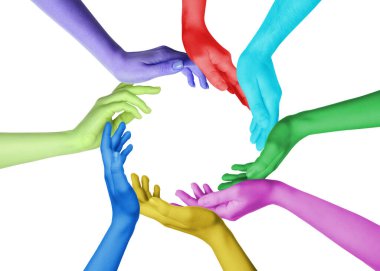 Elleriyle beyaz arka planda farklı renklerde daire çizen insanlar, yakın plan. Birlik, ortaklık, işbirliği