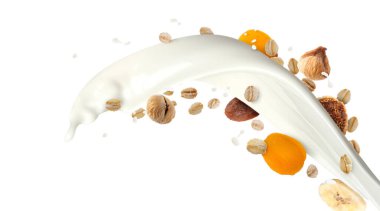 Süt, yulaf ezmesi ve beyaz arka planda kuru meyveler. Sağlıklı kahvaltı.