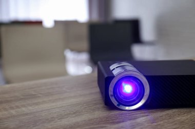 Konferans odasındaki ahşap masada modern video projektörü. Metin için boşluk