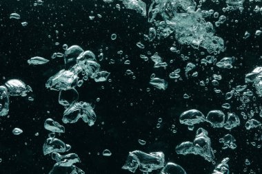 Siyah arkaplanda birçok su kabarcığı, yakın plan