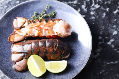 Çiğ ıstakoz kuyruğu, kireç ve kekik.