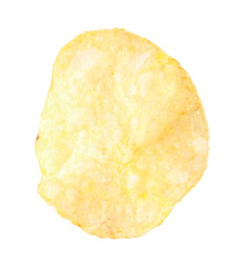Beyaza izole edilmiş lezzetli bir patates cipsi.