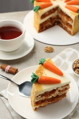 Açık gri masada servis edilen nefis ev yapımı havuçlu kek.