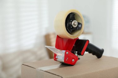 Kapalı alandaki karton kutuya yapıştırıcı bantlı şeker kutusu. Metin için boşluk