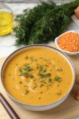 Lezzetli mercimek kremalı çorba, dereotlu ve malzemeli, yakın plan.